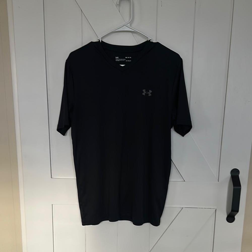 Under Armour Men's Heatgear Black V-Neck Shirt, Size M